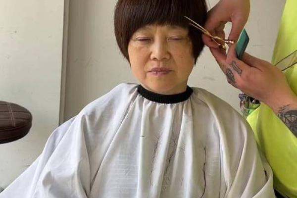 50岁女人梦见自己头发剪了