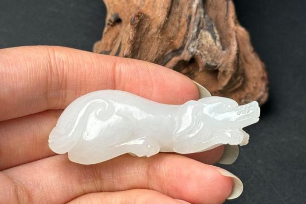 属狗的人适合佩戴什么饰品 属狗的人适合佩戴什么饰品旺夫招财呢